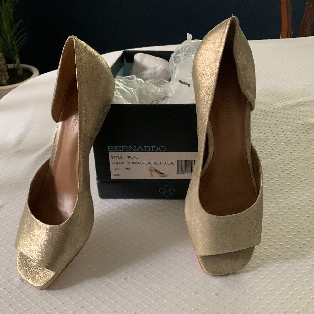 Bernardo Champagne Metallic Suede shoes - new in box